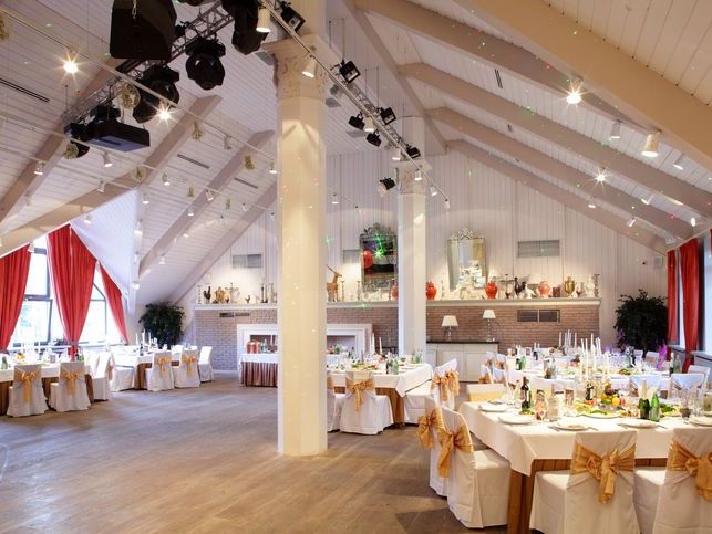 Casual outdoor brewery reunion venue
