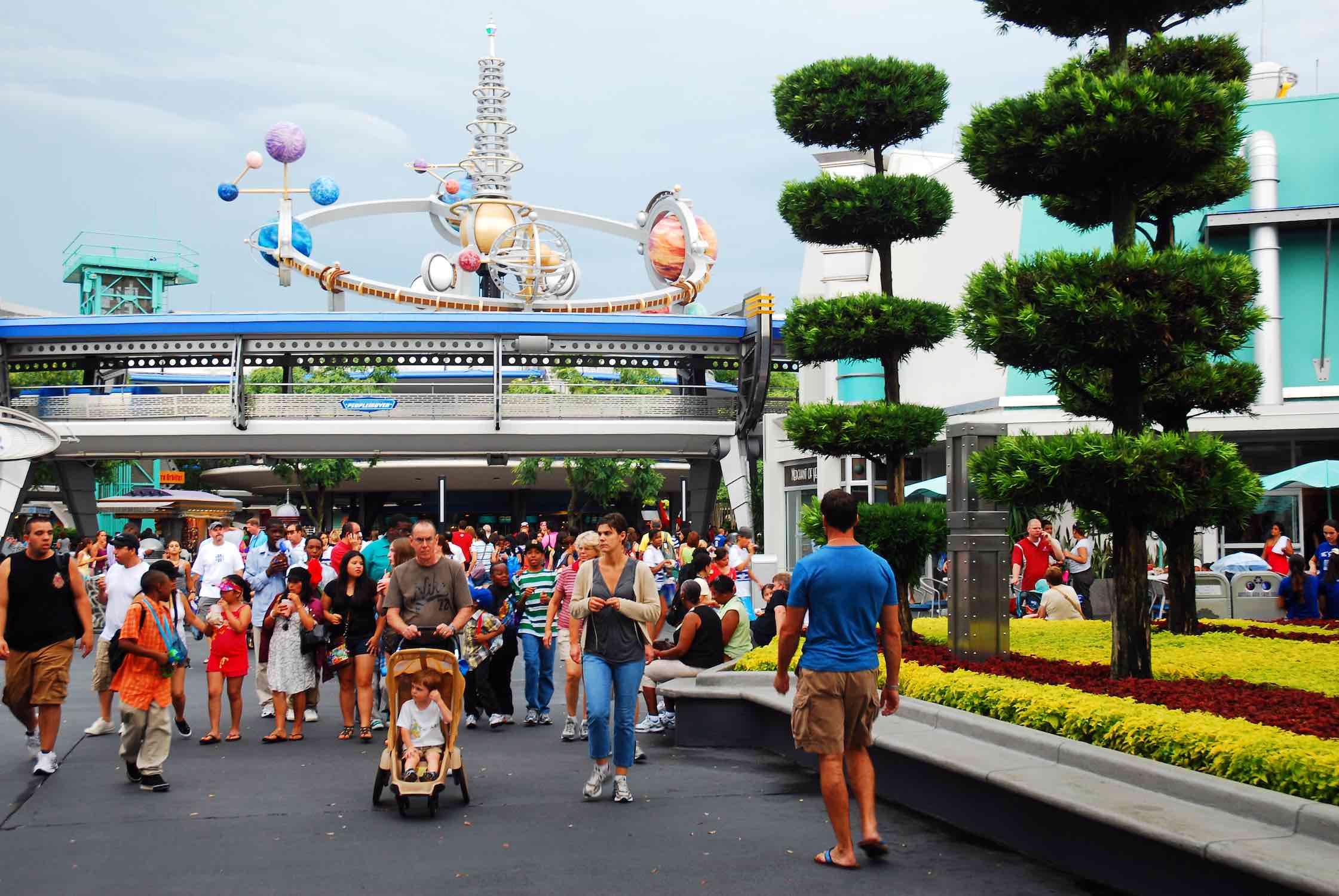 Large family group at a Florida theme park